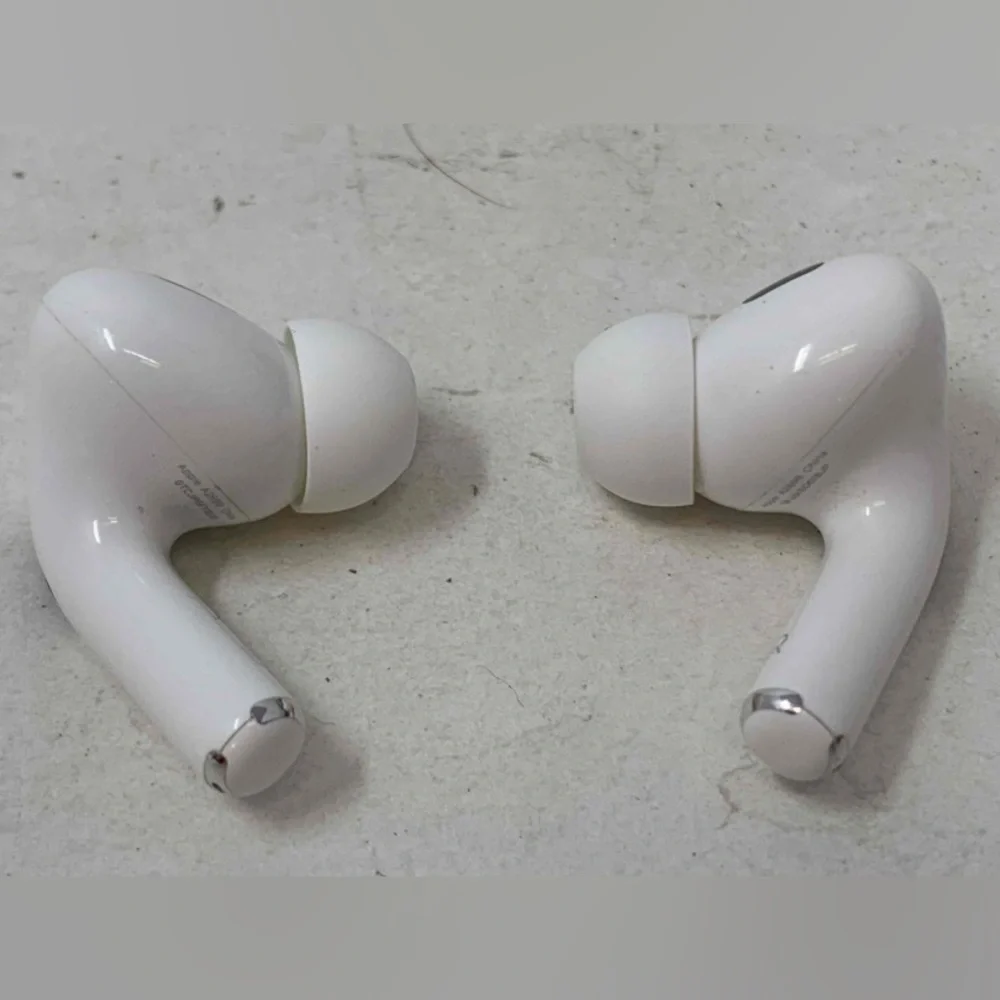 Apple 3rd Generation AirPods Gently Used Bluetooth noise cancelling headphones - Picture 3 of 4